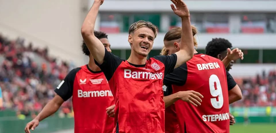 Игроки Bayer Leverkusen празднуют гол на поле