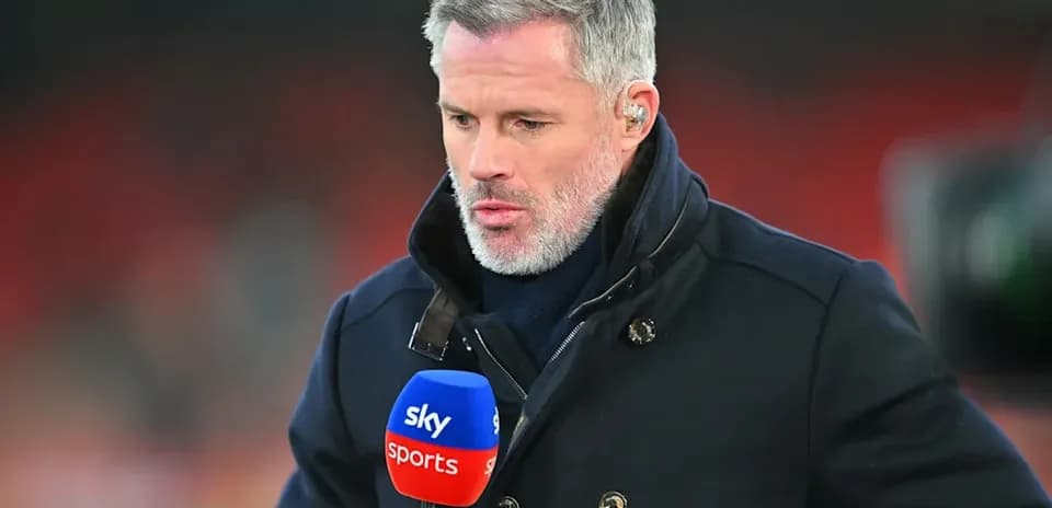 Комментатор с микрофоном Sky Sports на поле