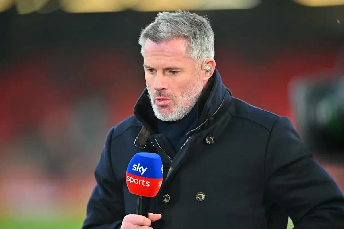 Комментатор с микрофоном Sky Sports на поле