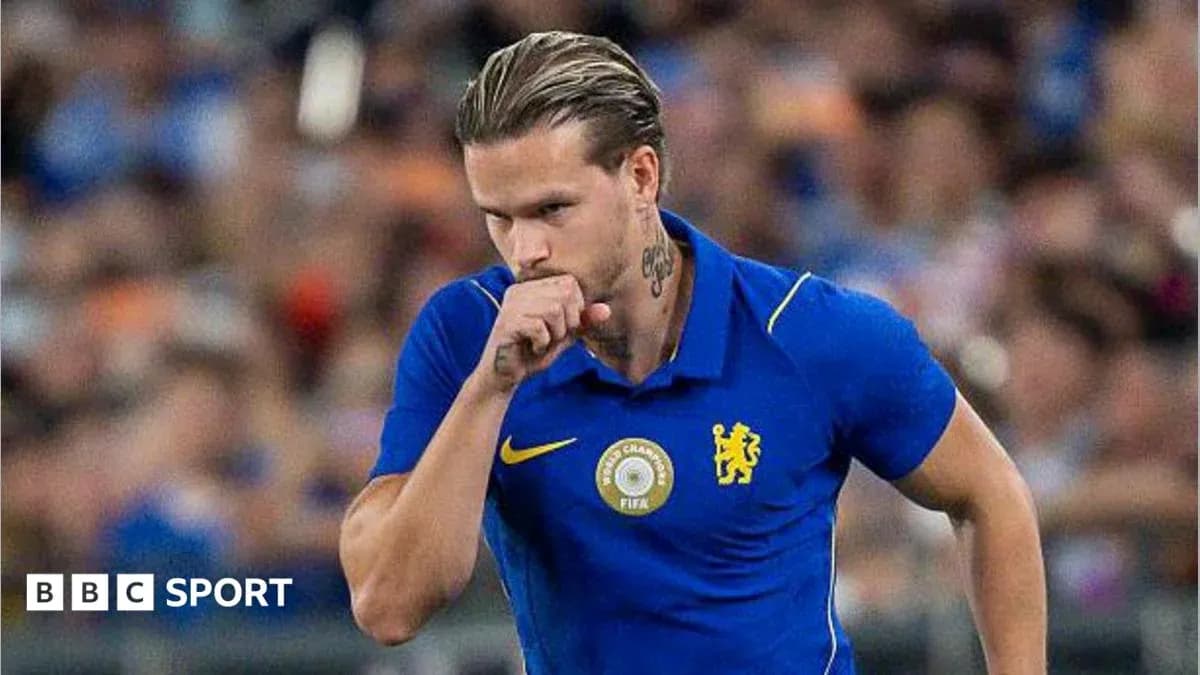 Игрок в синей форме Chelsea во время матча