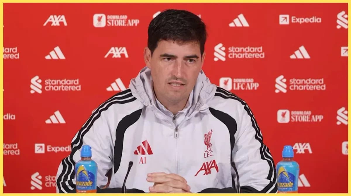 Тренер на пресс-конференции с логотипом Liverpool