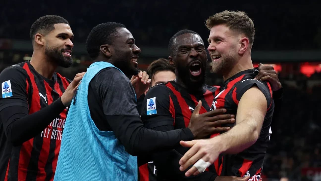 Игроки AC Milan празднуют гол на поле