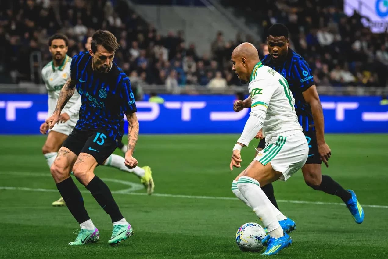 Игроки AS Roma и Inter в борьбе за мяч