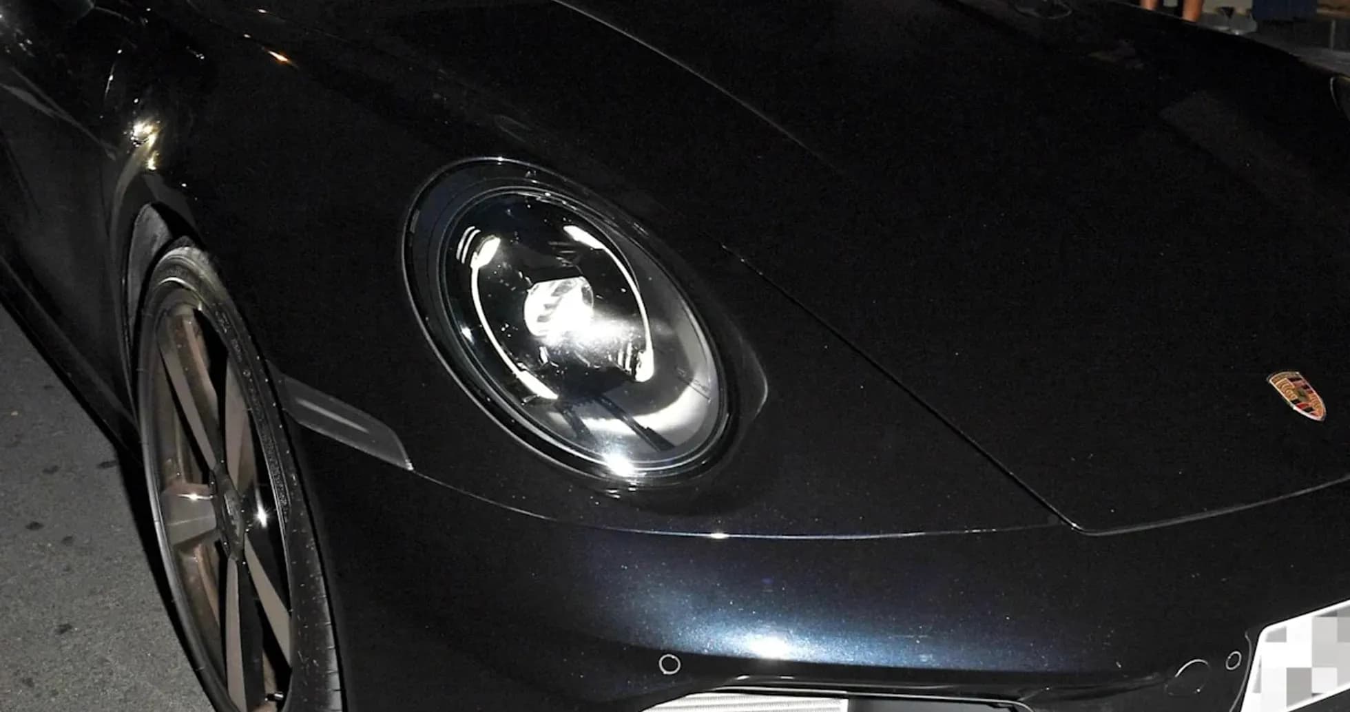 Два человека в спортивном автомобиле Porsche