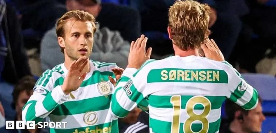 Игроки Celtic взаимодействуют во время матча
