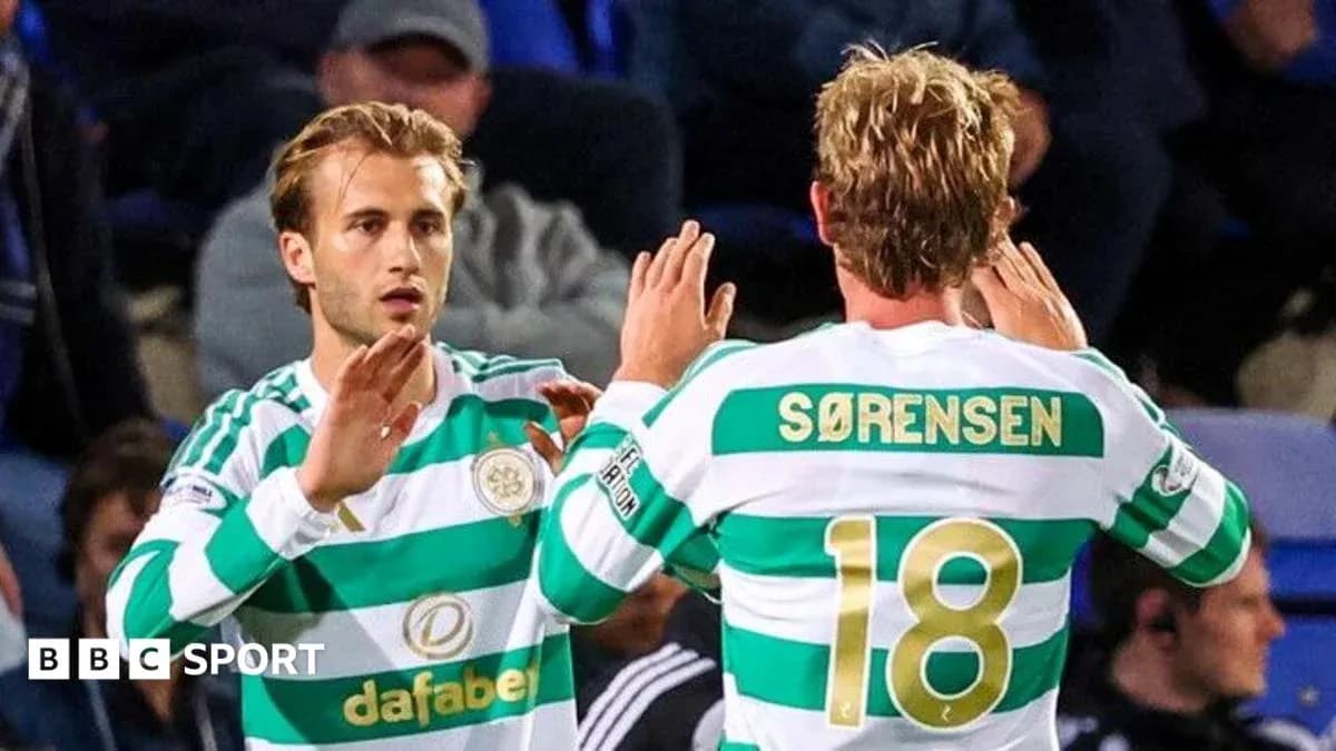 Игроки Celtic взаимодействуют во время матча