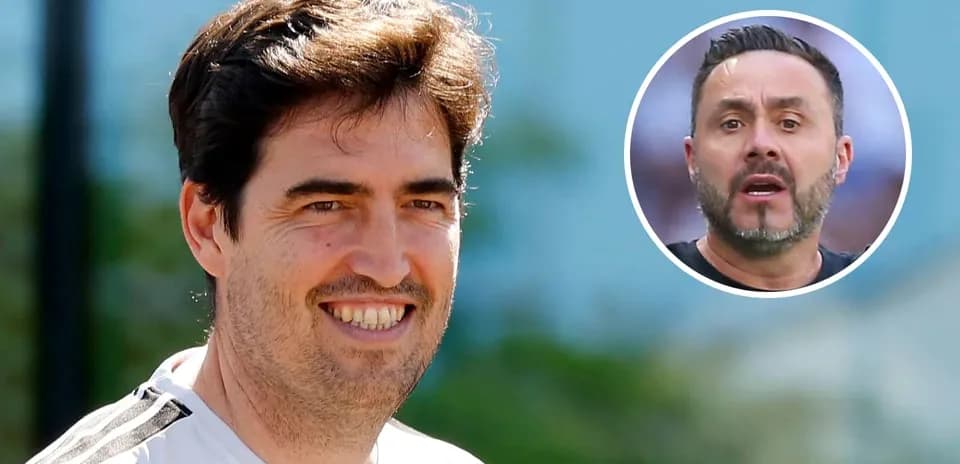 Тренер улыбается на тренировочной площадке