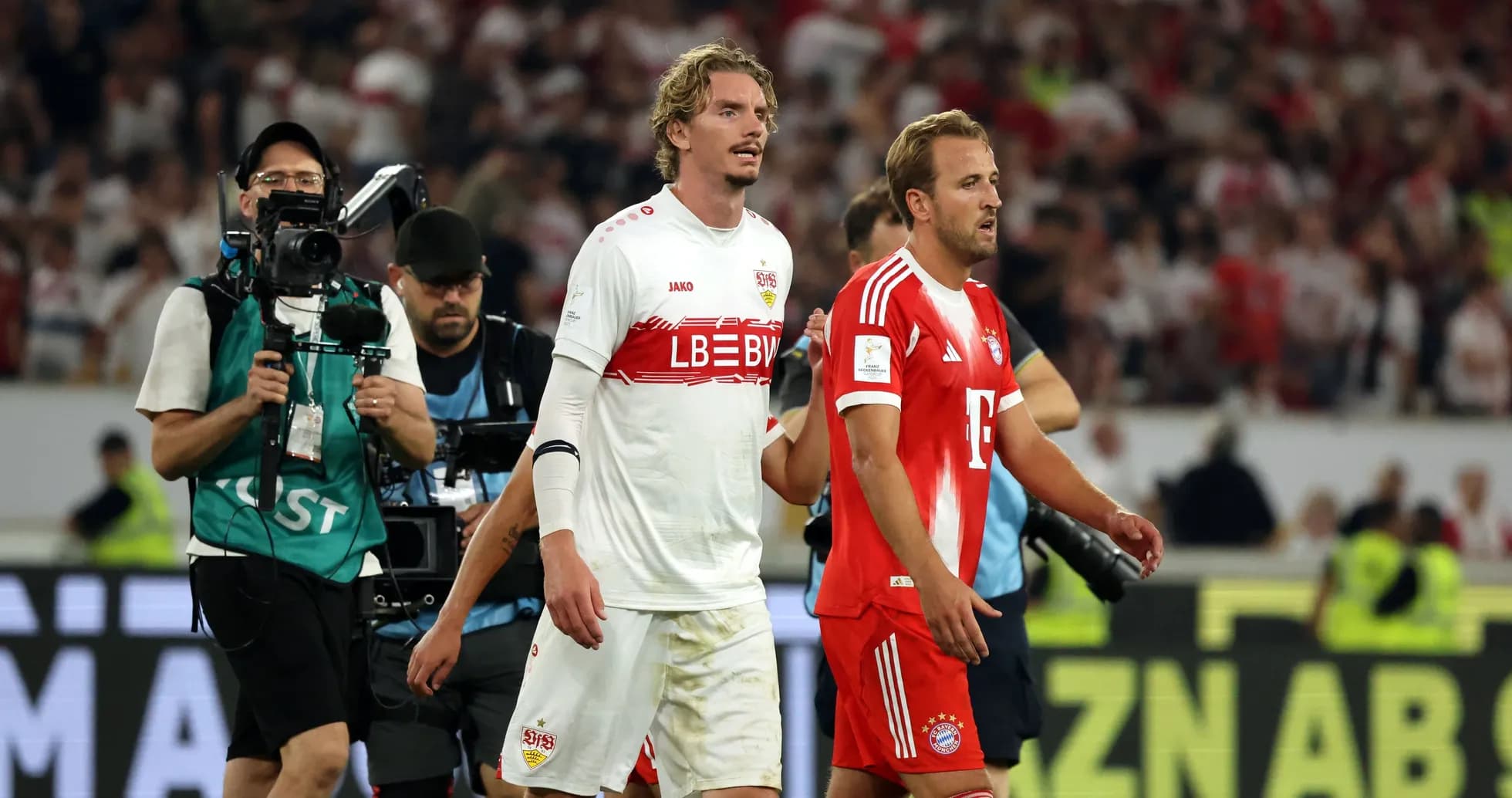 Игроки VfB Stuttgart и Bayern Munich покидают поле