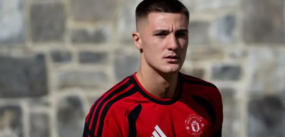 Игрок в красной форме Manchester United на тренировке