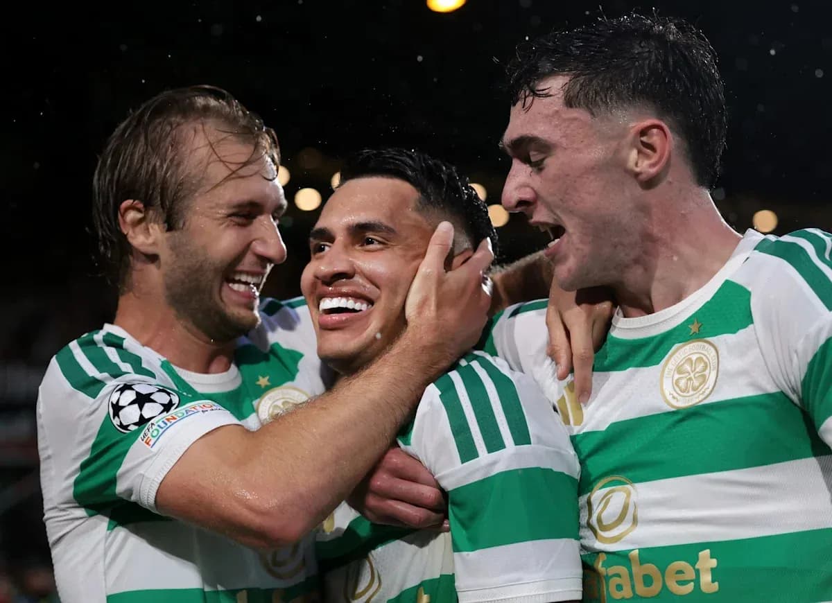 Игроки Celtic празднуют гол на поле