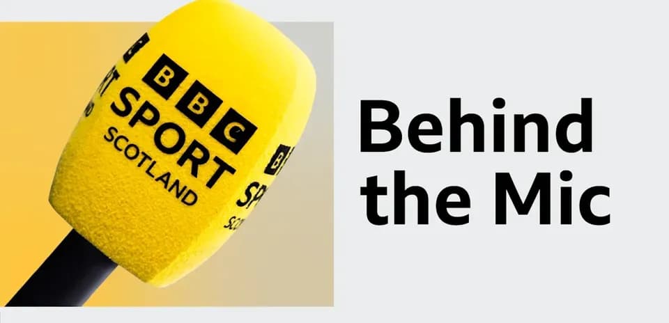 Желтый микрофон BBC Sport Scotland на фоне