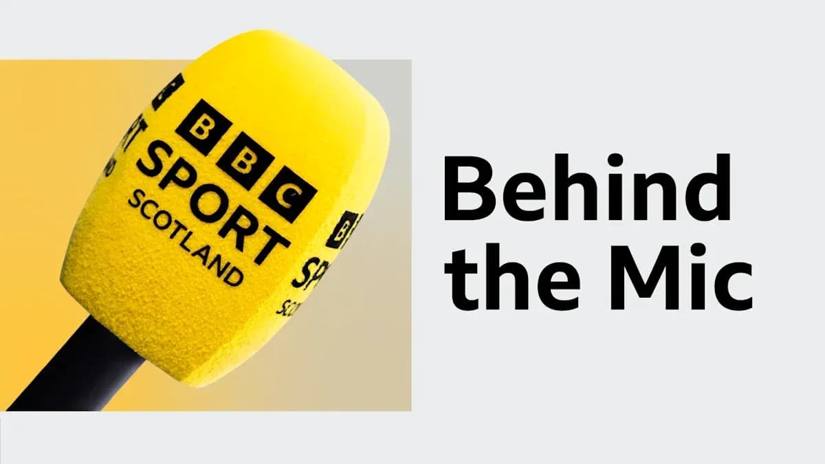 Желтый микрофон BBC Sport Scotland на фоне