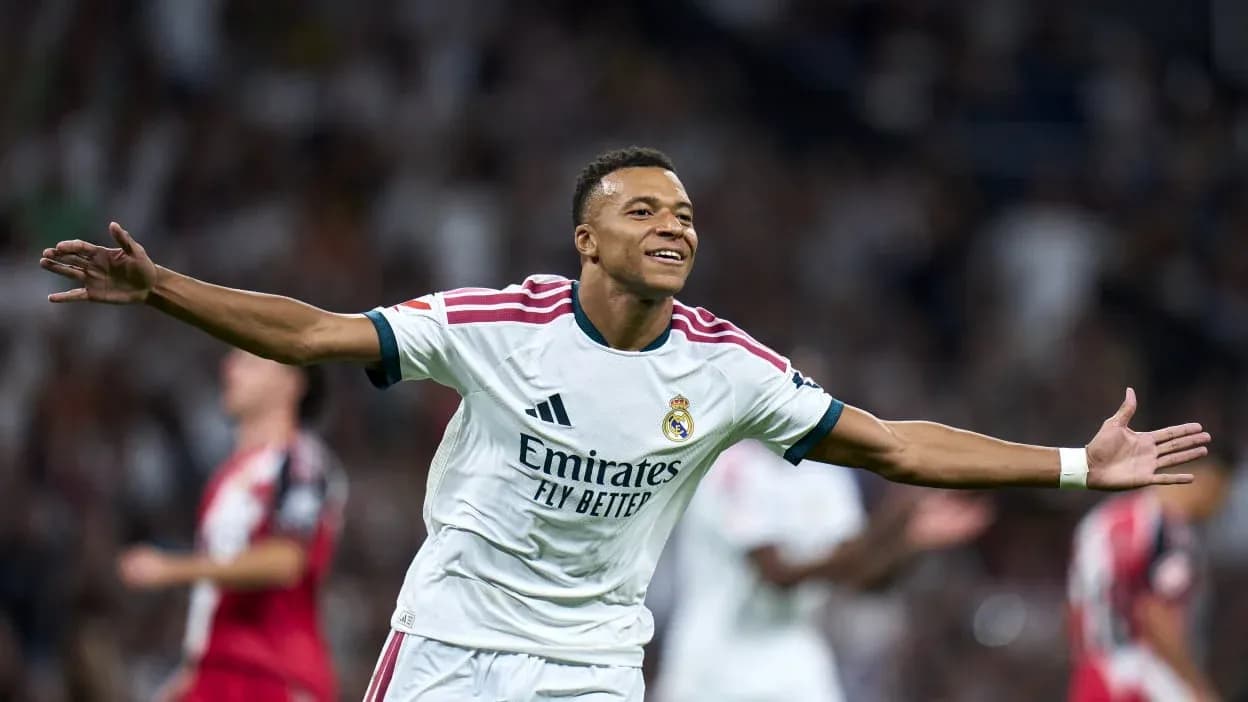 Килиан Mbappé празднует гол на матче