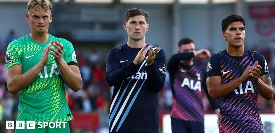 Игроки Tottenham Hotspur аплодируют после матча