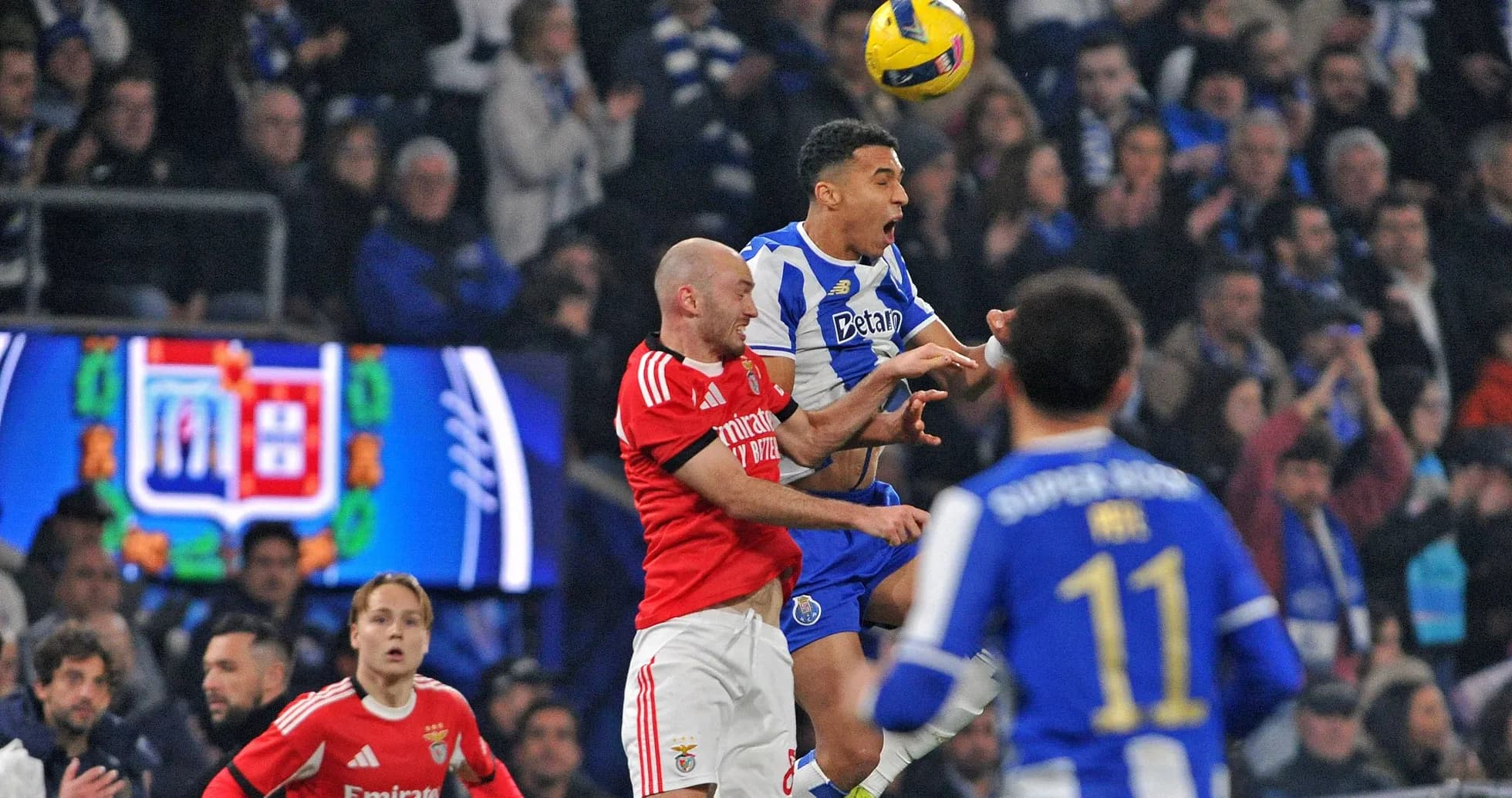 Игроки Porto и Benfica борются за мяч в воздухе