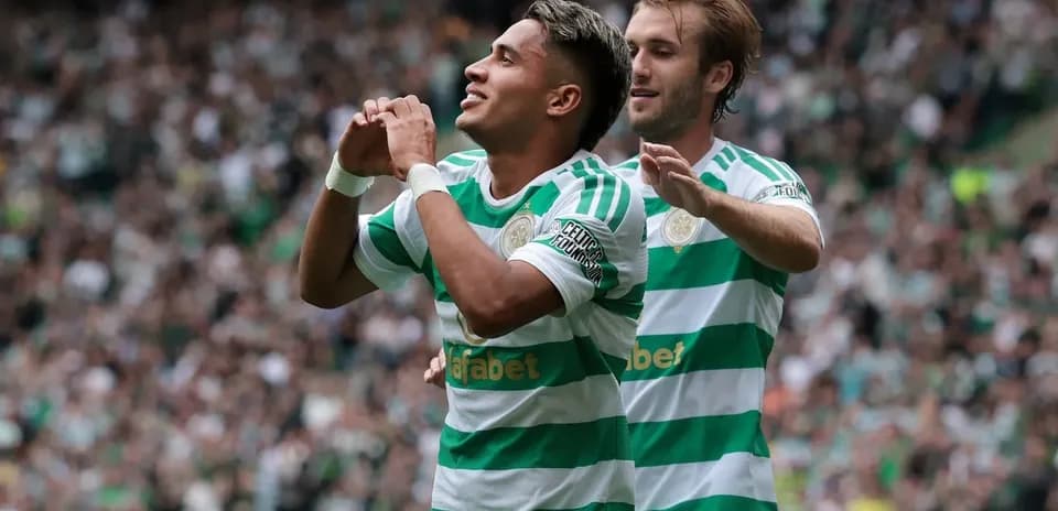 Игроки Celtic празднуют гол на стадионе