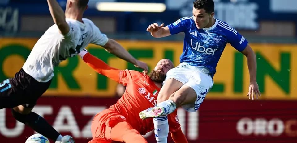 Игроки Napoli и Como борются за мяч