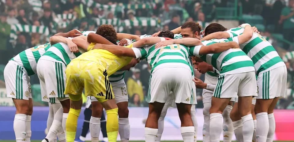 Игроки команды Celtic в кругу перед матчем