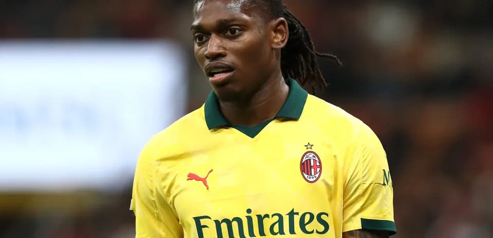Игрок в жёлтой форме AC Milan на поле