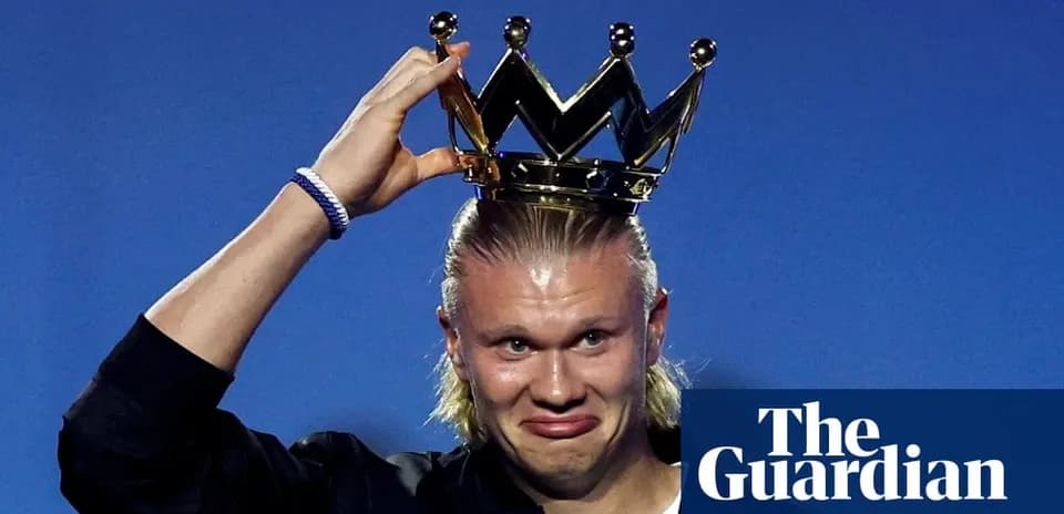 Игрок надевает корону на награждении