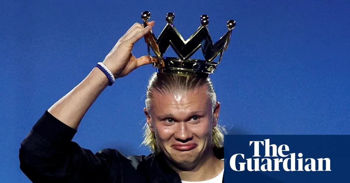 Игрок надевает корону на награждении