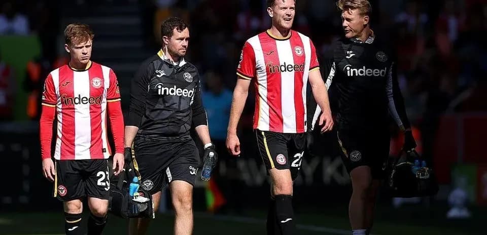Игроки и тренер команды Brentford покидают поле