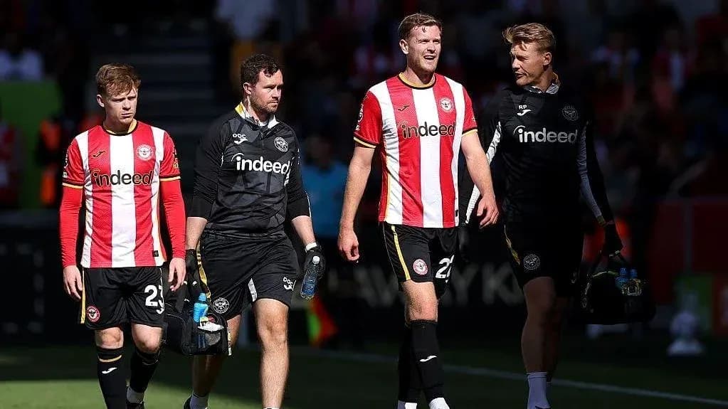 Игроки и тренер команды Brentford покидают поле