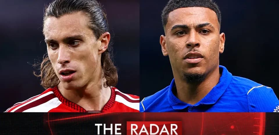 Два футболиста на фоне графики 'THE RADAR'