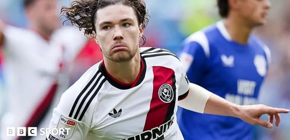Игрок Sheffield United празднует гол на поле