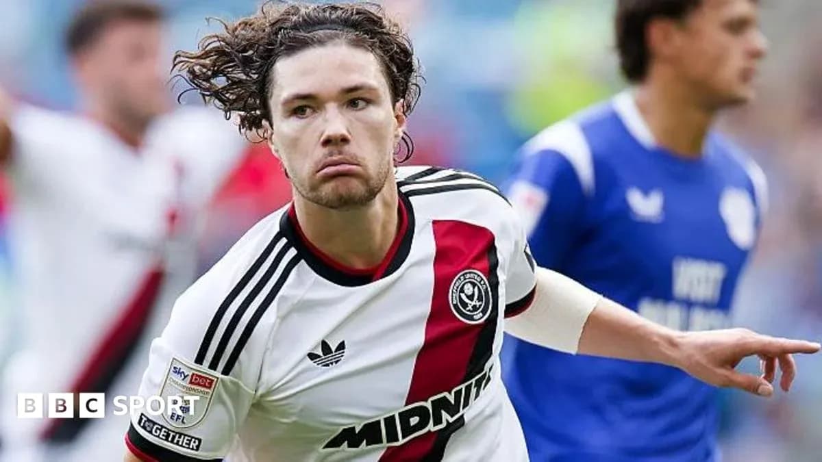 Игрок Sheffield United празднует гол на поле