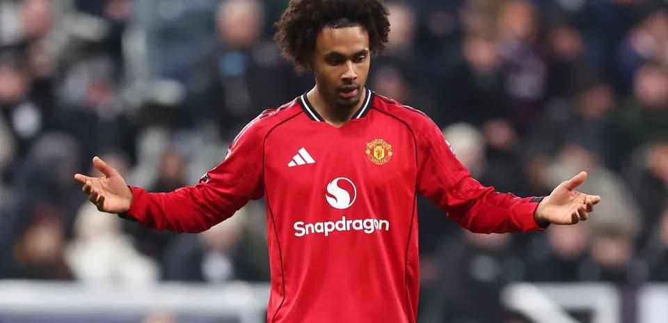 Игрок Manchester United в красной форме на поле