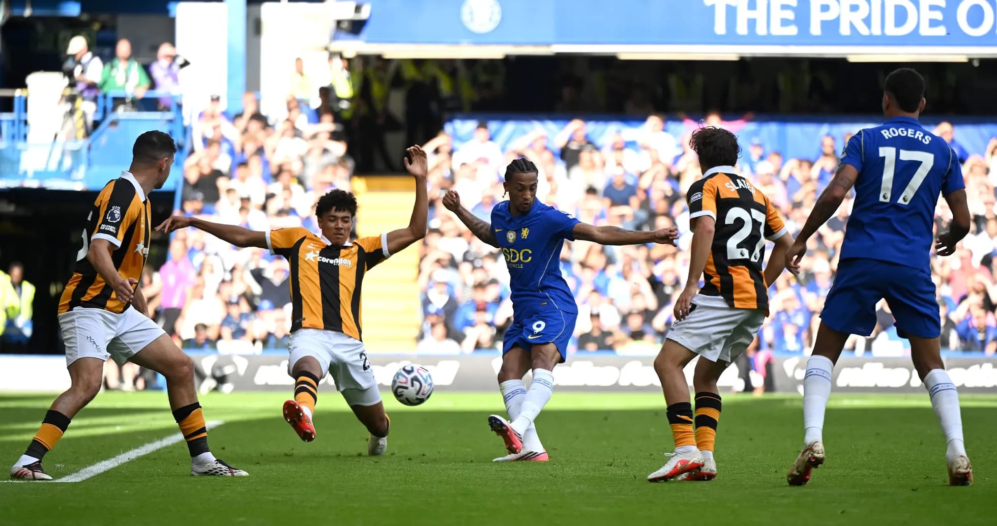 Игроки Chelsea и Hull City в борьбе за мяч