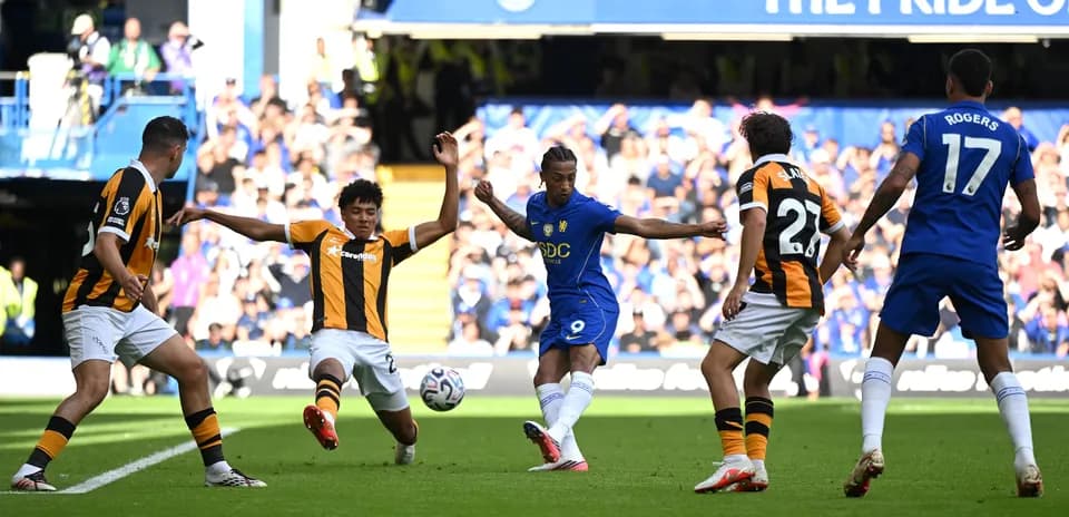 Игроки Chelsea и Hull City в борьбе за мяч