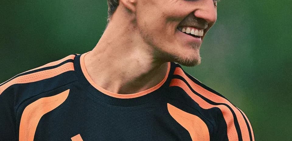 Игрок в тренировочной форме Arsenal на поле