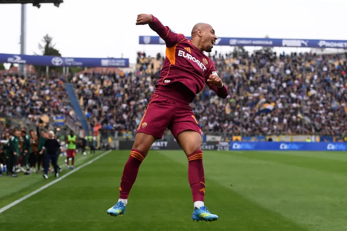 Игрок AS Roma празднует гол на стадионе