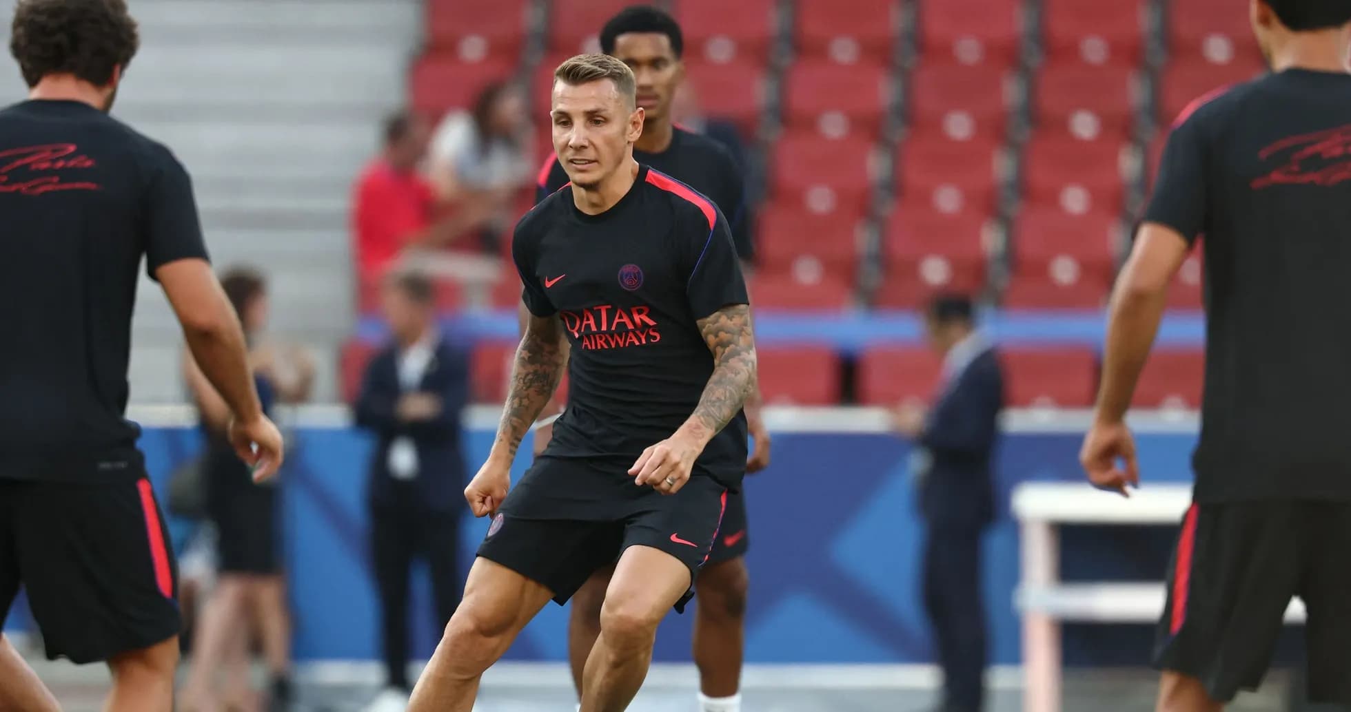 Игроки PSG тренируются на стадионе перед матчем