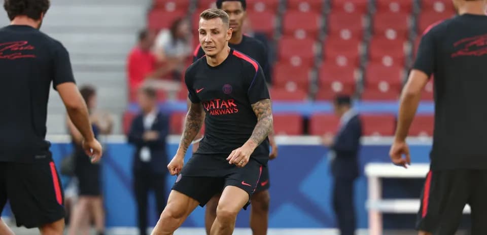 Игроки PSG тренируются на стадионе перед матчем