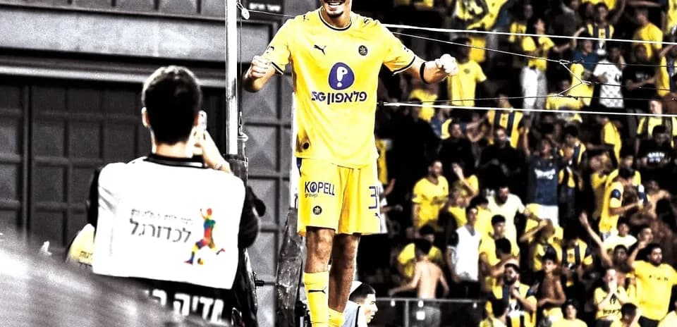 Игрок Мaccabi Tel Aviv празднует гол