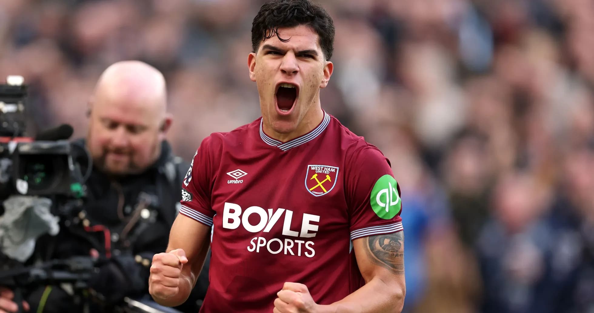 Игрок West Ham United празднует забитый гол