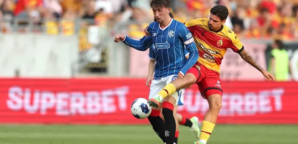 Игроки Jagiellonia и Rangers в борьбе за мяч