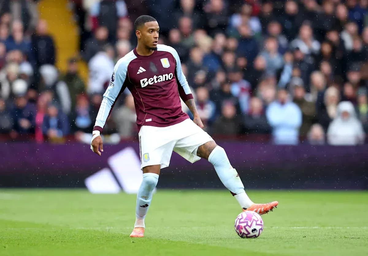 Игрок Aston Villa готовится ударить мяч на поле