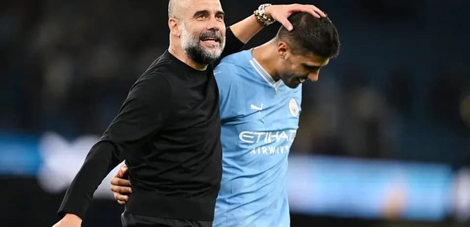 Тренер и игрок Manchester City обсуждают матч после игры