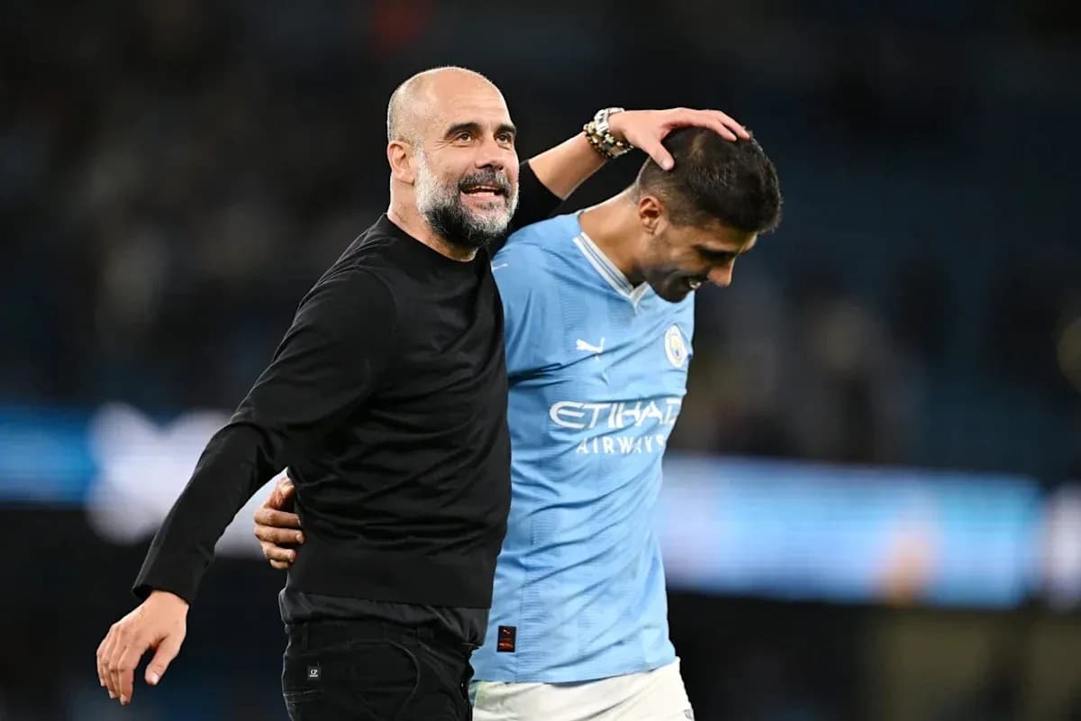 Тренер и игрок Manchester City обсуждают матч после игры