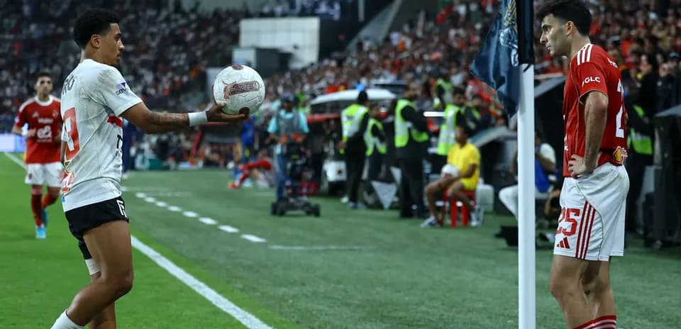 Игрок выполняет вброс мяча во время матча