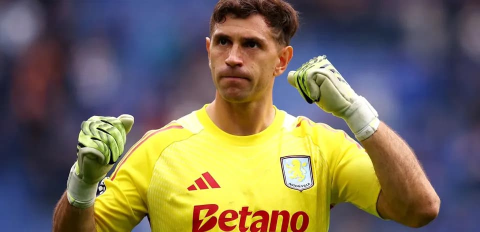 Вратарь Aston Villa празднует победу на поле