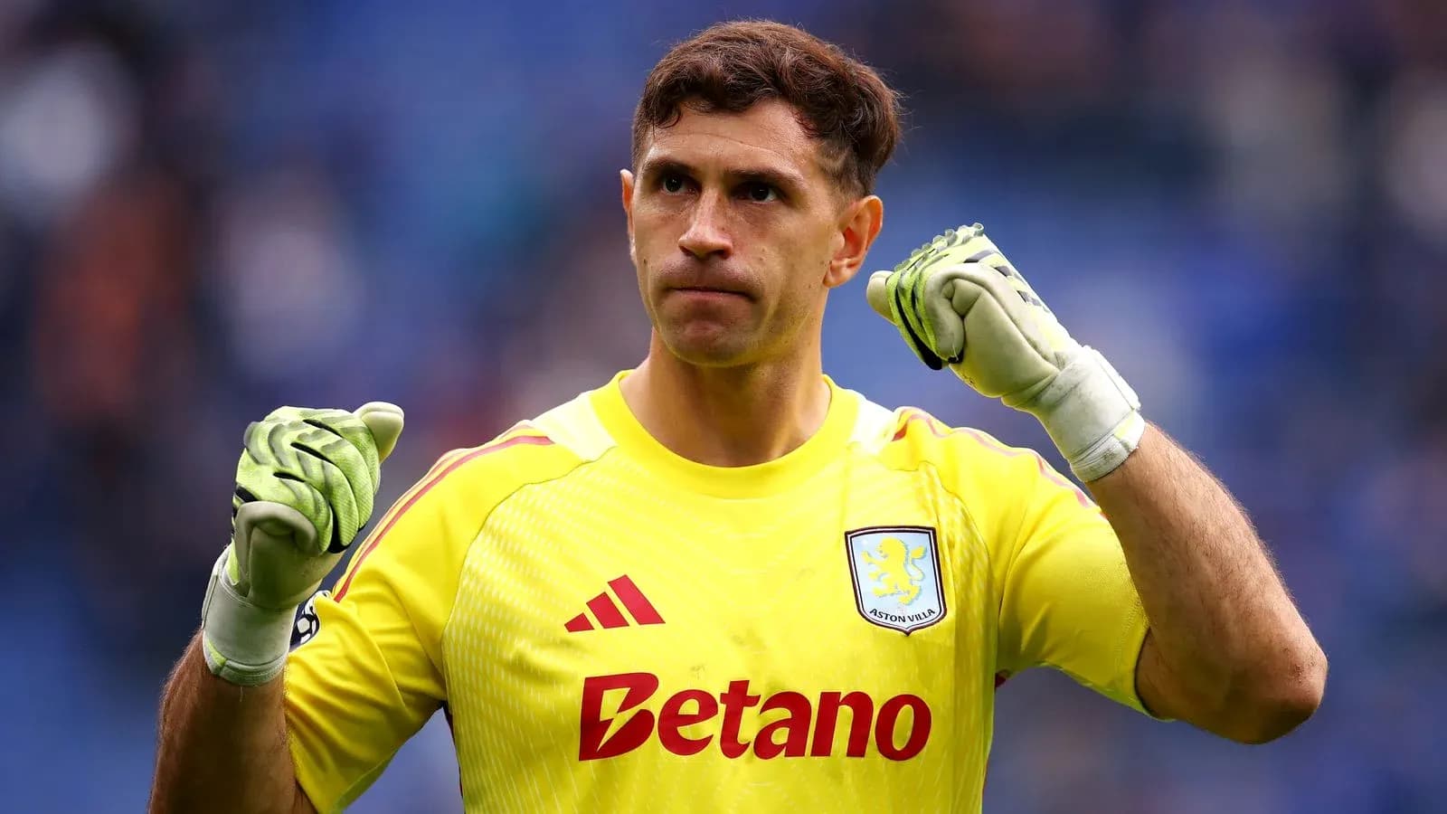 Вратарь Aston Villa празднует победу на поле