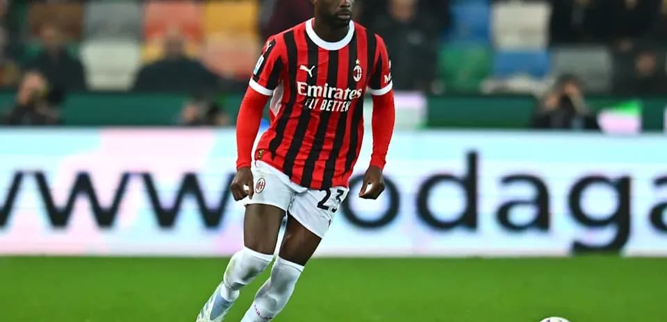 Игрок AC Milan бежит с мячом на поле