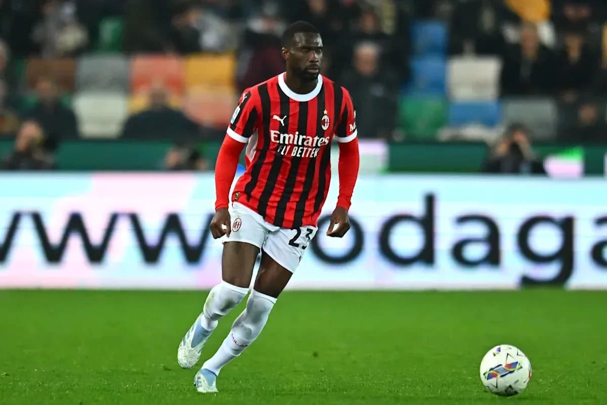 Игрок AC Milan бежит с мячом на поле