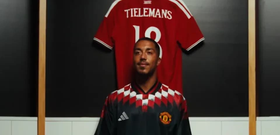 Игрок в форме Manchester United с футболкой Тилеманса