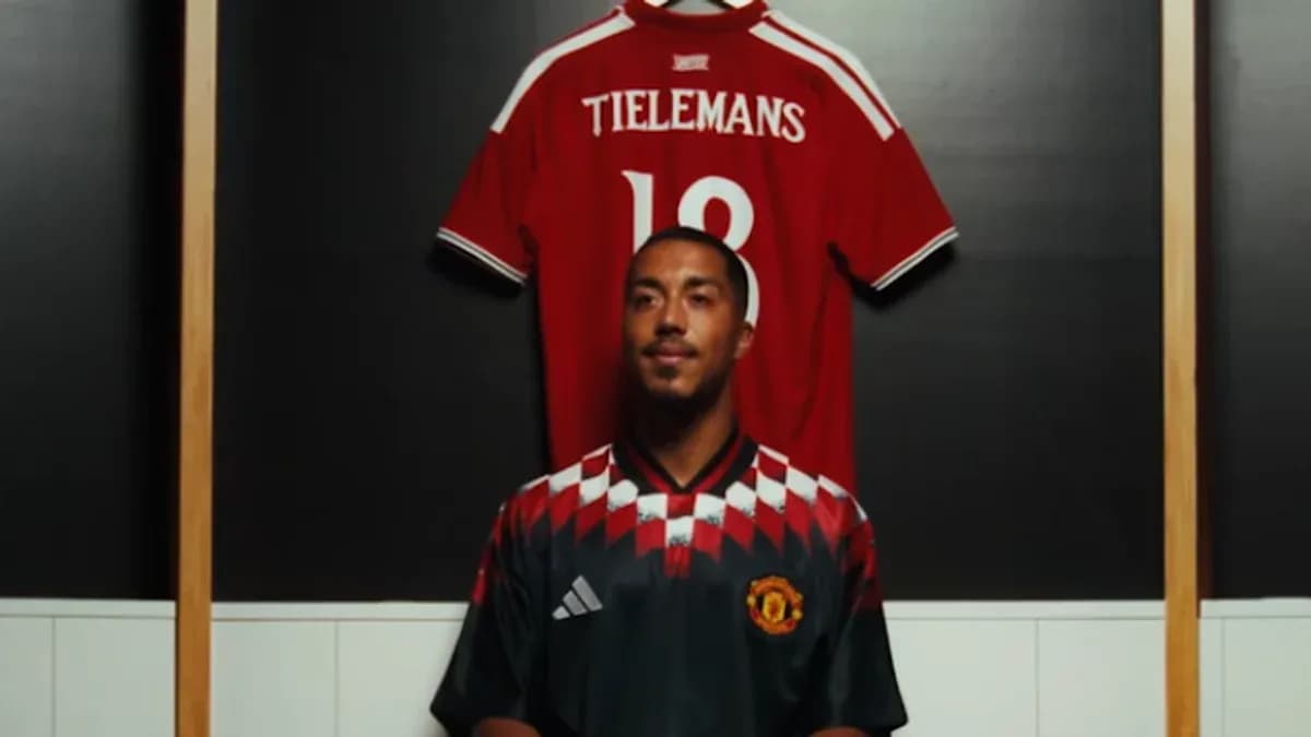 Игрок в форме Manchester United с футболкой Тилеманса